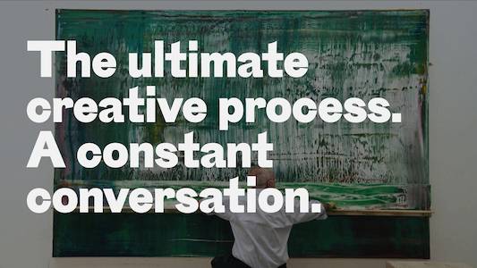 slide avec une pienture vert comme fond et sur l'avant-plan, ou il est ecrit *the ultimate creatif process. a constant conversation* en grand