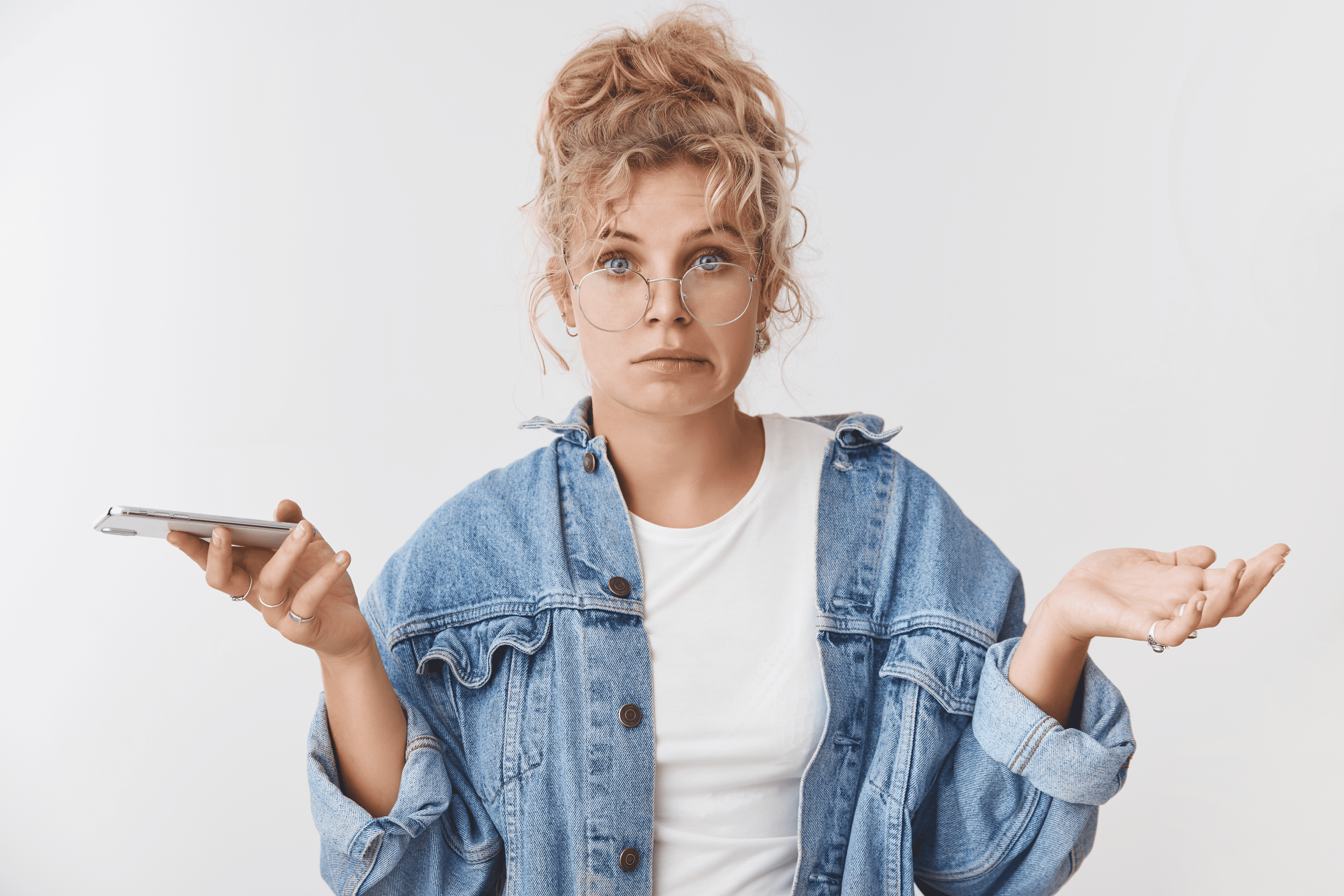 une femme perdu qui un téléphone