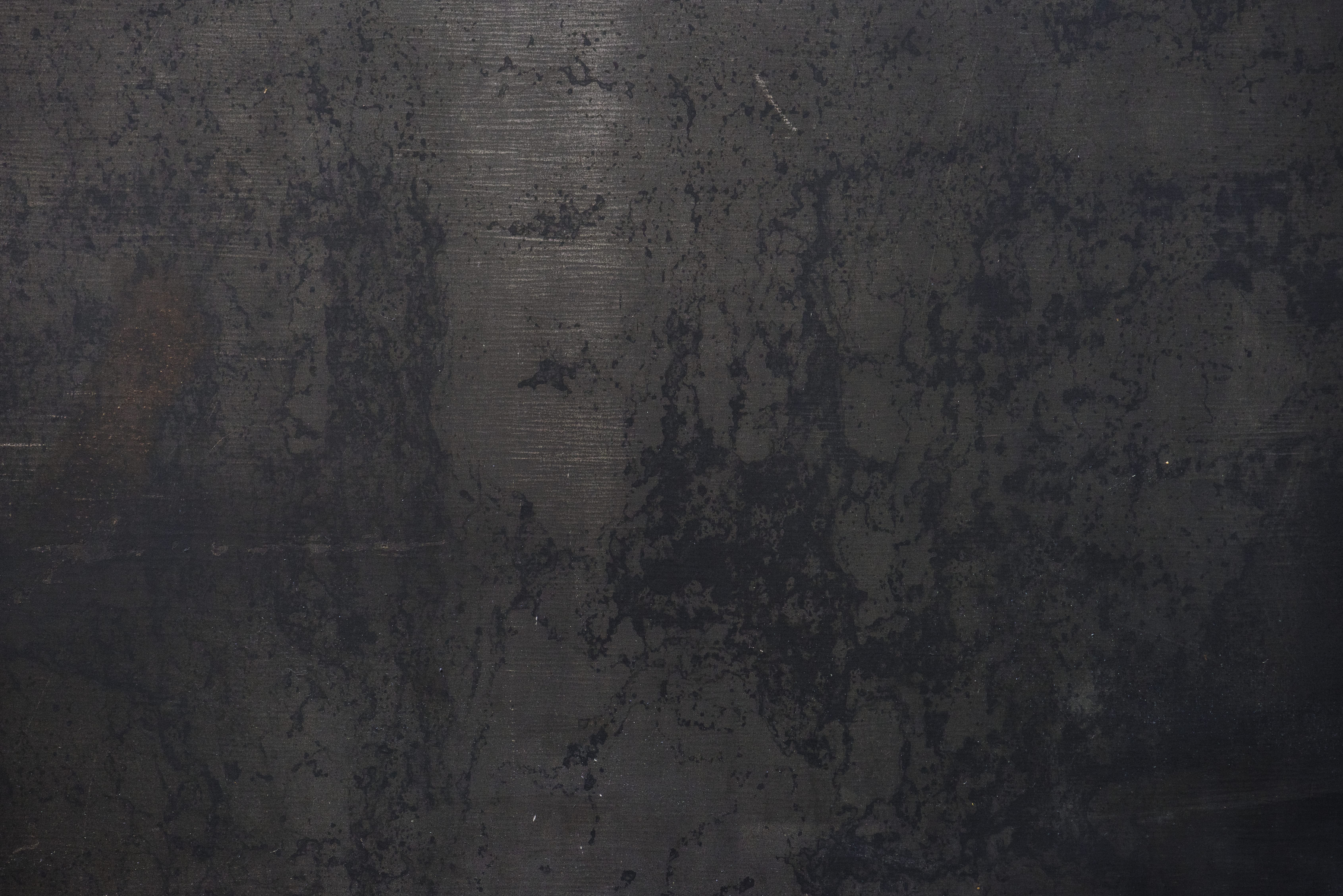 une plaque de métal noir rouillé