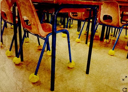 une photo de balle de tennis accroché aux pieds de chaisses