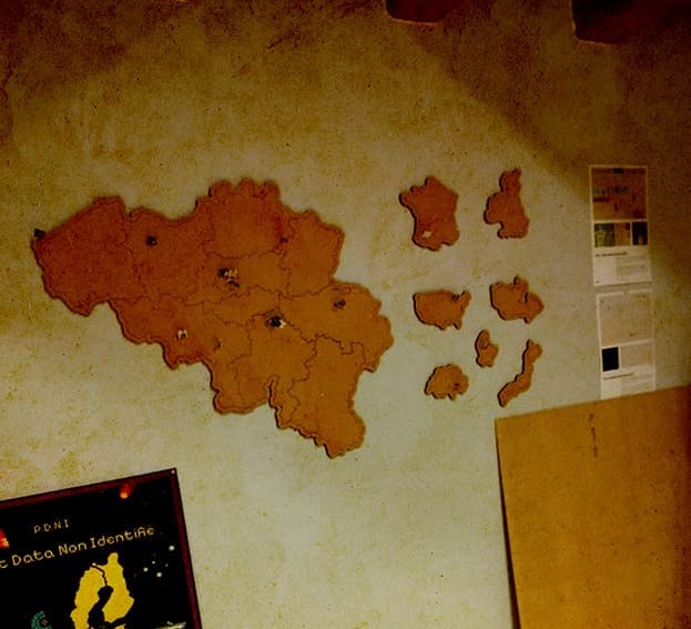 une catre de la Belgique en bois 